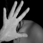 发现妻子买12万谘商课 男子风雨夜丢行李要她滚