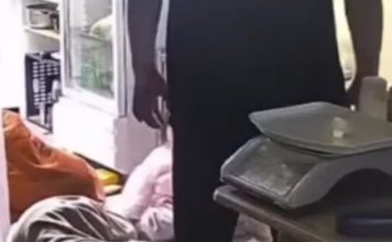 女子低血糖昏倒女儿哭喊妈妈 丈夫却全程冷漠旁观