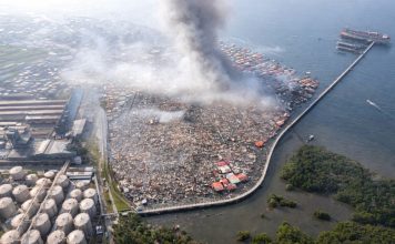 深夜火魔突袭水上村 200间水上屋陷入火海