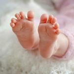 男子不满妻弟竟向婴儿泄愤 手机还拍下施虐过程