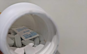 保健品开封后干燥剂要丢掉 留在瓶里反而会害你