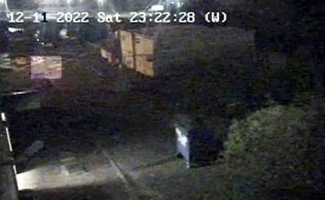 忌妒她和别的男人聊天 男子怒将女友丢下楼