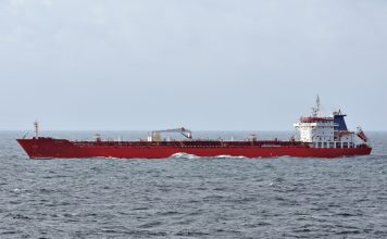 中国油轮突破美封锁 首艘成功通过霍峡