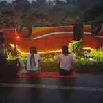 雨夜弯道失控翻车 巴士冲出路酿8死35伤