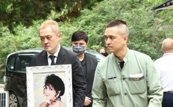 父子送别至亲 李家鼎双手紧握强忍悲伤