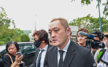 出殡现场零交集 李家三人各走各路