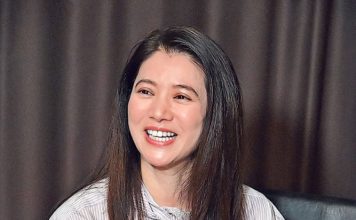 素颜出街也挡不住贵气 袁咏仪一个包暴露身家