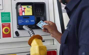 用4张大马卡购RON95汽油 男子当场被逮捕