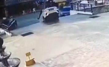 误认商场楼梯为出口 轿车当场从高处冲下