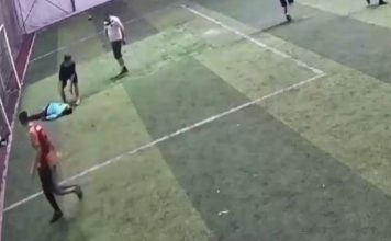 守门员胸口拦下对手射门 突然当场倒地猝死