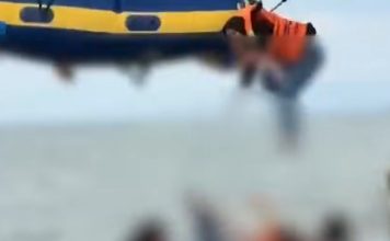 海边玩甜甜圈船惊传翻覆 5游客靠岸前被甩伤