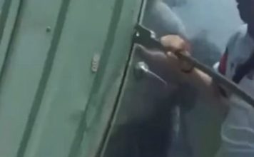 躲公司旁铁皮屋贩毒 男子淡定聊天等警破门