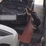 男子检查奥迪突出意外 引擎盖掉下双手被夹