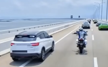 白色SUV混入豪华超跑车队 遭执法人员示意驶离