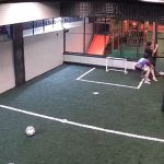 少年关铁门触电无法脱离 好友急上前拉住双腿救人