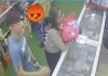 假扮情侣豪买现金花束 2男女“假转账”后逃走