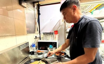 “我不在乎别人怎么看我” 新国前艺人改行当小贩