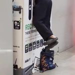 男子跳入回收箱“寻宝” 平板手机都拿走引热议