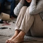 老公不工作还搞外遇 女子赚钱养家被讽打扫阿姨