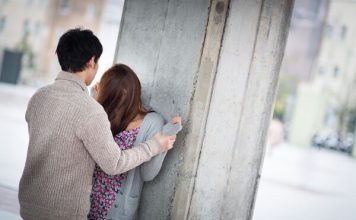 女子在阳台遭侵犯 同事撞见以为他们在亲密