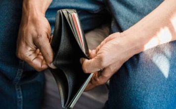 男子捡到RM180以为赚到 打开车门发现RM22800被偷