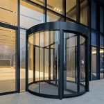 酒店员工劝阻孩子玩旋转门 却遭家长报警逼道歉