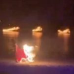 女演员火裙舞被点燃 后背烧伤跳水自救