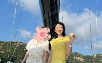 低调到几乎隐形 李嘉诚儿媳罕见露脸