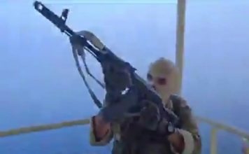 试图穿越霍尔木兹海峡 伊朗武装部队强行登船扣押