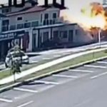 小飞机撞进餐厅爆炸 老板1决定躲过死劫