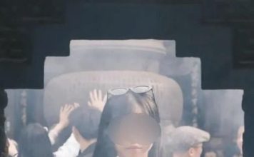 穿低胸装进白马寺摆拍 大马女网红被骂‘亵渎神明’”