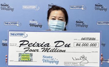 随手买了一张刮刮乐 华裔女抱走1582万大奖