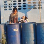 父亲瘫痪卧床16年 15岁少女捡废品撑起全家