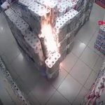 10岁男童潜入超市纵火 整叠纸巾瞬间烧起来