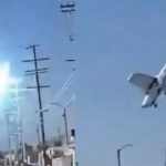 小飞机撞高压电线爆炸 坠入停车场机师命危