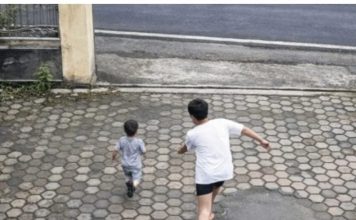 突冲向马路中央找妈妈 男童当场遭卡车撞毙