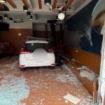 轿车失控冲进店内 男顾客惨遭波及身亡