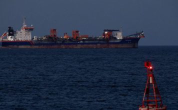 美国扬言封锁霍尔木兹海峡 国际油价再次暴涨