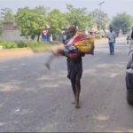 为取回亡姐800存款 男子烈日下扛遗体上门