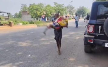 为取回亡姐800存款 男子烈日下扛遗体上门