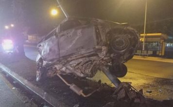 摩托失控摔倒遭汽车辗压 骑士当场身体截断身亡