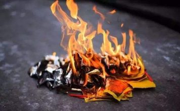 不满邻居烧纸钱 华裔男持刀咆哮威胁邻居
