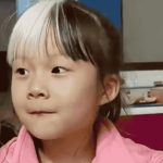 7岁女孩天生白色刘海 全家不敢出门