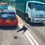 男子车阵中横过马路 遭货车撞飞翻滚倒地