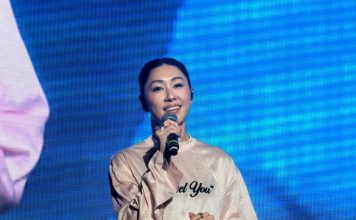 演唱会失控落泪 胡定欣哽咽唱不下去