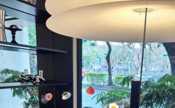 郭书瑶穿搭太火辣 半粒球摆上桌