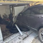 汽车失控自撞民宅 屋主夫妇惊险逃过一劫