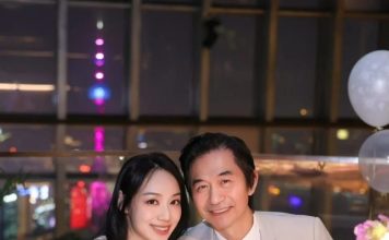 6岁女儿生日超温馨 60岁黄舒骏晒全家福