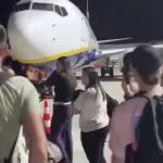 航班延误爆发冲突 多名乘客集体拦机