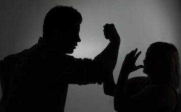 女子剖腹产不到一周遇家暴 双臂骨折头部也受伤